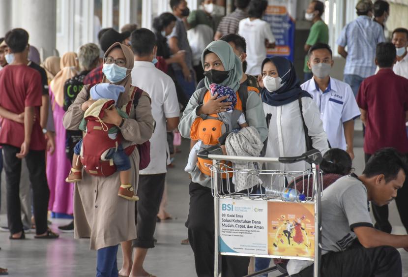Sejumlah wisatawan berjalan keluar dari terminal kedatangan di Bandara Internasional Lombok (BIL), Praya, Lombok Tengah, NTB, Rabu (17/11). Pemerintah berencana menerapkan PPKM level 3 se-Indonesia saat libur Nataru.