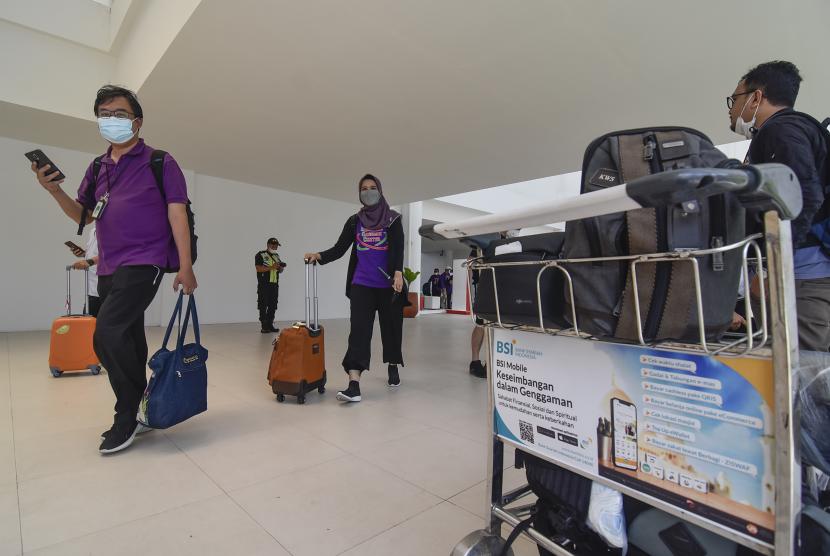 Sejumlah wisatawan berjalan keluar dari terminal kedatangan di Bandara Internasional Lombok (BIL), Praya, Lombok Tengah, NTB, Rabu (17/11/2021). Wisatawan penggemar Super Bike mulai berdatangan di Bandara Lombok untuk menyaksikan World Super Bike Mandalika pada 19-21 November 2021. 