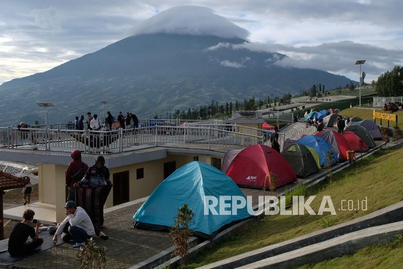 Sejumlah wisatawan berkemah di kawasan wisata Temanggung, Jawa Tengah