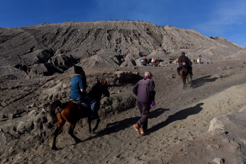 Sejumlah wisatawan berkuda menuju puncak Gunung Bromo, Probolinggo, Jawa Timur, Sabtu (21/7).