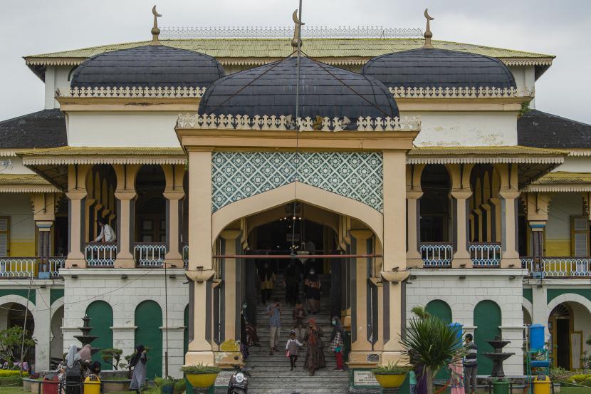 Sejumlah wisatawan berkunjung ke Istana Maimun di Kota Medan, Sumatra Utara (ilustrasi). Pemkot Medan melakukan pembenahan kawasan kota tua demi menarik wisatawan.