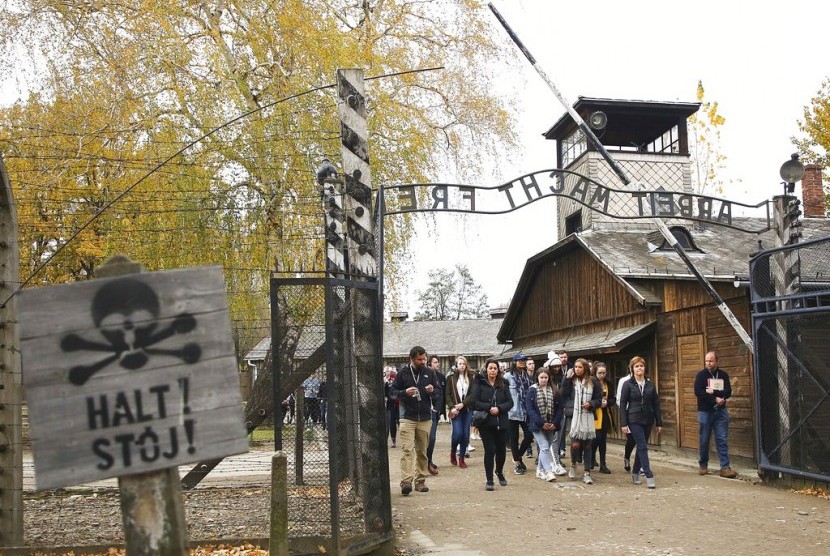 Sejumlah wisatawan berkunjung ke kamp konsentrasi Auschwitz-Birkenau di Oswiecim, Polandia, pekan lalu.