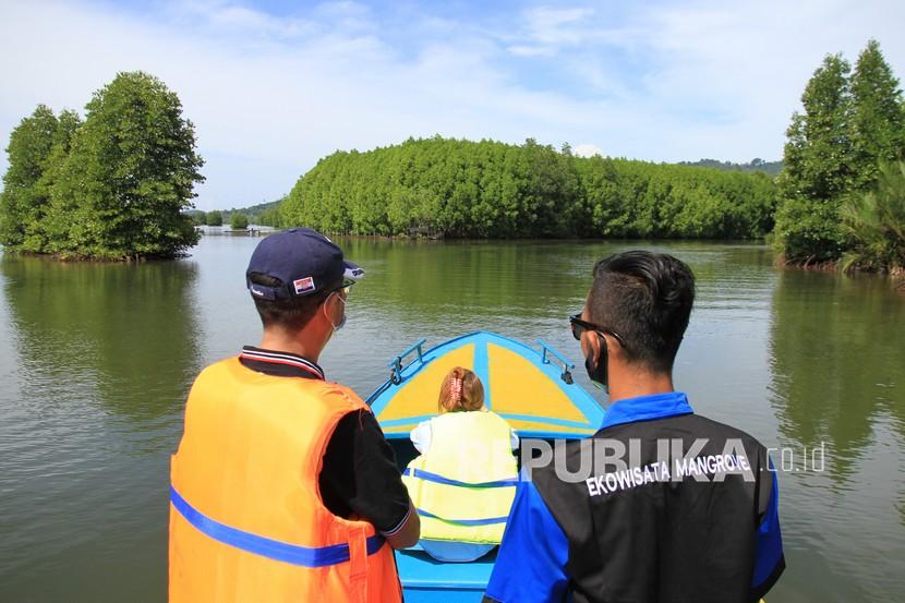 Sejumlah wisatawan berkunjung ke kawasan ekowisata mangrove (ilustrasi). Pandansari, Kaliwlingi, Brebes, Jawa Tengah mengembangkan desa wisata bahari mangrove.