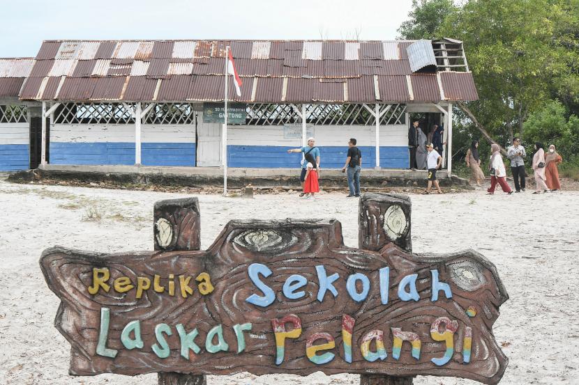Sejumlah wisatawan berkunjung ke replika Sekolah Laskar Pelangi di Desa Lenggang, Belitung Timur, Kepulauan Bangka Belitung, Ahad (22/5/2022). 