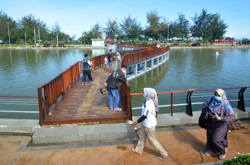 Pemerintah Kota Pariaman, Sumatra Barat (Sumbar), kembali membuka seluruh objek wisata di daerah itu setelah ditutup selama dua hari guna mengendalikan penyebaran Covid-19 (ilustrasi).