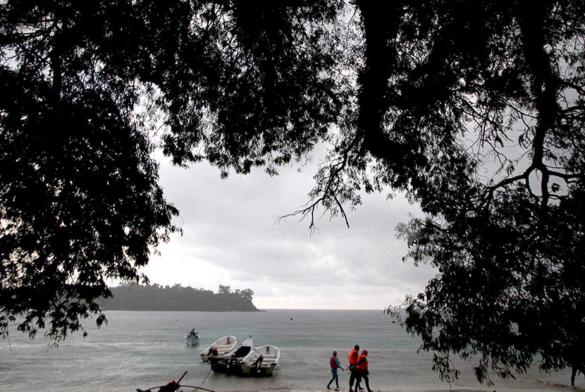 Sejumlah wisatawan bersiap melakukan penyelaman (diving) di perairan wisata bahari pantai Iboih, Sabang, Provinsi Aceh, Jumat (23/12). (Foto : Antara/Rahmad)