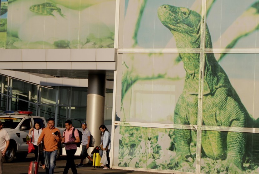Ilustrasi wisatawan dan penumpang berjalan menuju ke pesawat di Bandara Komodo, Labuan Bajo, Kabupaten Manggarai Barat, NTT. Pelaku pariwisata mogok sebulan sebagai protes kenaikan biaya masuk TN Komodo.