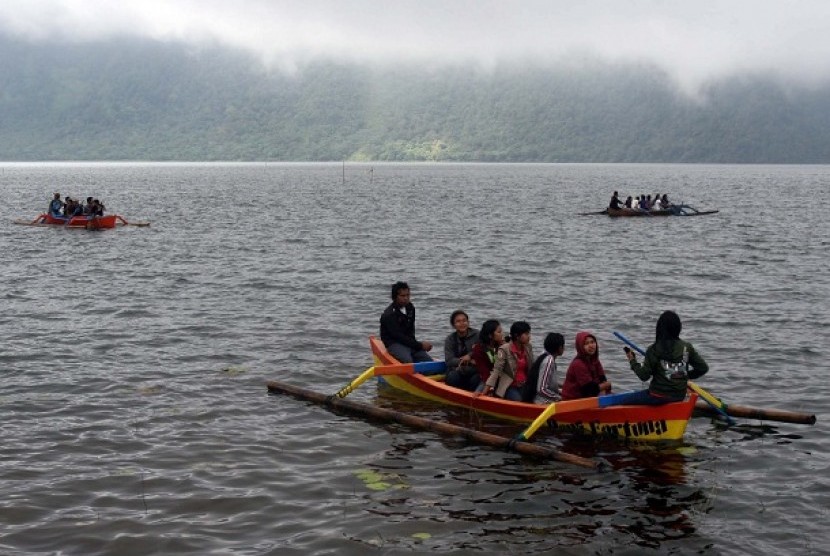 Sejumlah wisatawan domestik menaiki perahu saat mereka berwisata di Danau Beratan, Bedugul, Tabanan, Bali, Sabtu (31/5). Kunjungan wisatawan domestik ke Bali berangsur-angsur meningkat.