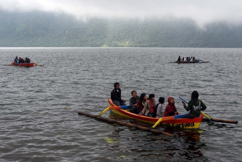 Sejumlah wisatawan domestik menaiki perahu saat berwisata di Danau Beratan, Bedugul, Tabanan, Bali.