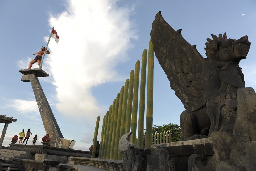Sejumlah wisatawan domestik menikmati pemandangan bekas Pelabuhan Buleleng di Singaraja, Bali, Selasa (21/5). Bekas pelabuhan peninggalan Belanda itu setelah mengalami perubahan dan penataan, saat ini difungsikan sebagai obyek wisata andalan di Bali utara.