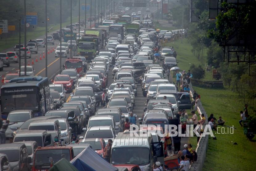 Sejumlah wisatawan keluar dari kendaraanya menunggu kemacetan reda akibat buka tutup jalan Puncak, Gadog, Kabupaten Bogor, Jawa Barat, ilustrasi