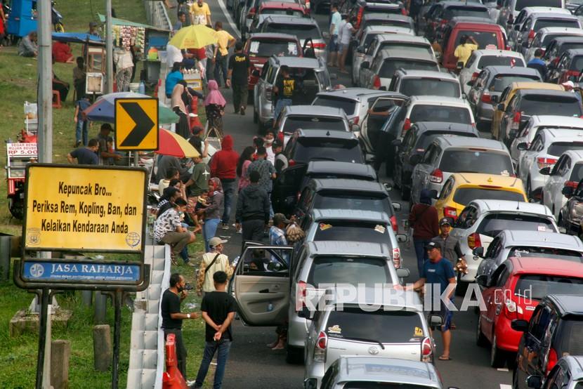 Sejumlah wisatawan keluar dari kendaraanya menunggu kemacetan reda akibat buka tutup jalan Puncak, Gadog, Kabupaten Bogor, Jawa Barat, (ilustrasi)