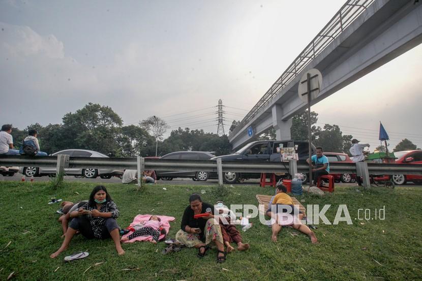Jalur Puncak Bogor Mulai Padat Kendaraan Jumat Malam. Sejumlah wisatawan keluar dari kendaraannya menunggu kemacetan reda akibat buka tutup jalan Puncak, Gadog, Kabupaten Bogor, Jawa Barat. Ilustrasi.