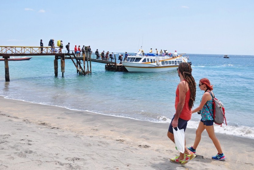 Sejumlah wisatawan lokal dan mancanegara menaiki kapal cepat menuju Gili Trawangan di pelabuhan Senggigi, Kecamatan Batulayar, Gerung, Lombok Barat, NTB, Kamis (29/9). 