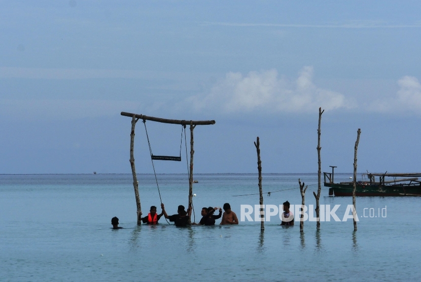 Wisatawan berlibur di Pantai Kaluku, Donggala.