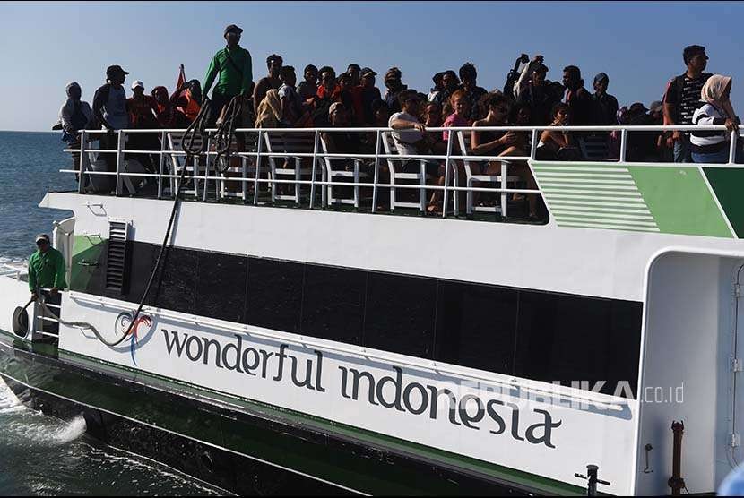 Sejumlah wisatawan mancanegara berada di atas kapal cepat ketika tiba di Pelabuhan Bangsal, Lombok Utara, NTB, Senin (6/8). Sedikitnya 700 orang wisatawan bersama warga setempat dievakuasi dari Gili Trawangan, Gili Air dan Gili Meno menuju Pelabuhan Bangsal mengantisipasi terjadinya gempa susulan.