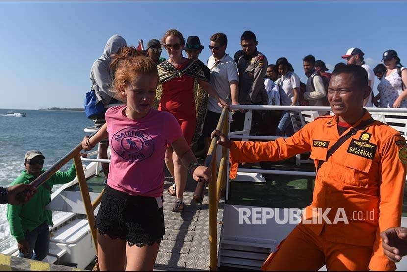 Foreign tourists arrive at Bangsal Seaport, North Lombok, West Nusa Tenggara, Monday (Aug 6). 