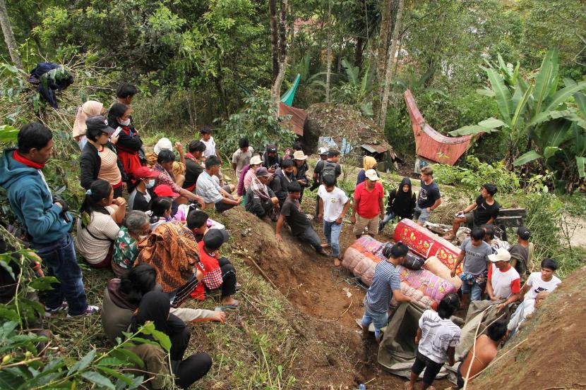 Sejumlah wisatawan melihat prosesi ritual Manene di kawasan desa wisata To rea, Kecamatan Tikala, Kabupaten Toraja Utara, Sulawesi Selatan, Selasa (16/8/2022). Menteri Pariwisata dan Ekonomi Kreatif Sandiaga Uno menyatakan pihaknya menargetkan kunjungan wisatawan mancanegara (wisman) di tahun 2023 sebanyak 3,5-7,4 juta kunjungan. 