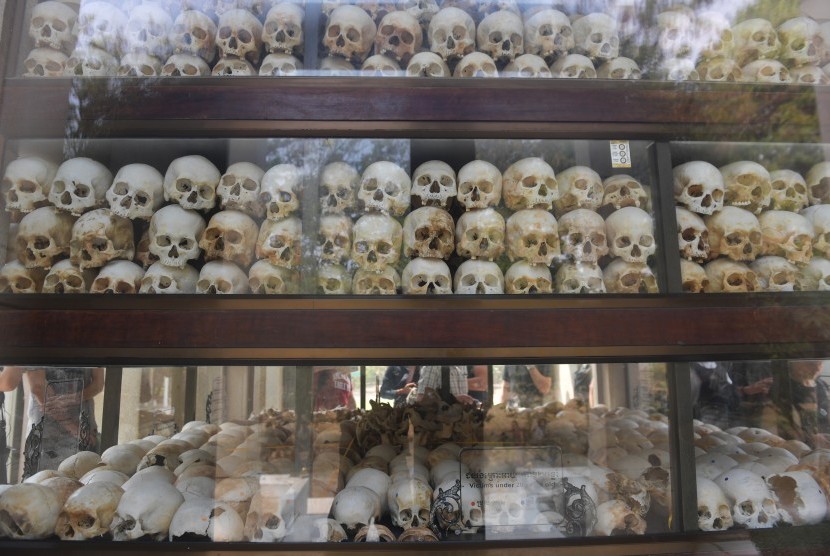 Ladang Pembantaian Khmer Merah: Sejumlah wisatawan melihat tengkorak korban pembantaian rezim komunis Khmer Merah di Monumen Choeung Ek atau ladang pembantaian, Phnom Penh, Kamboja, Selasa (26/2/2019). 