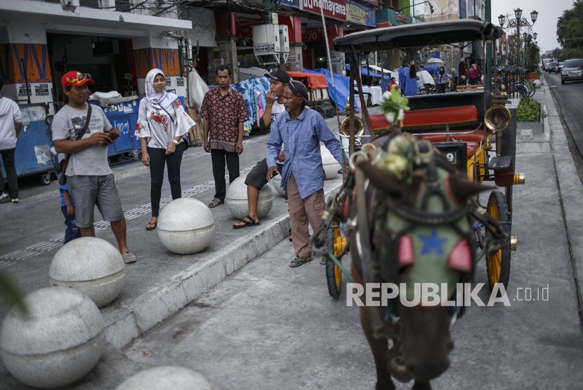 Sejumlah wisatawan melintas di kawasan Malioboro, DI Yogyakarta, Senin (5/11/2018). 