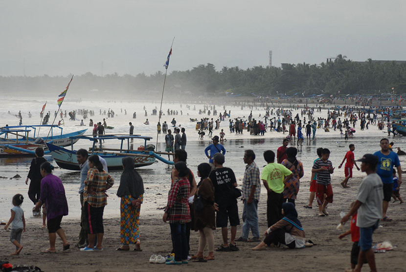   Sejumlah wisatawan memadati bibir pantai objek Wisata Pantai Pangandaran, Jawa Barat.