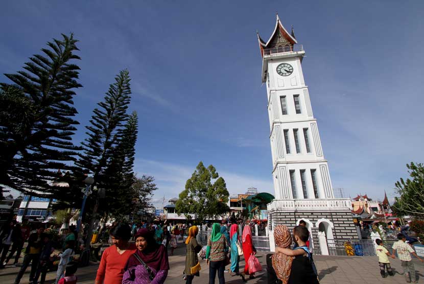 Sejumlah wisatawan memadati lokasi Jam Gadang di Bukit Tinggi, Sumatra Barat.