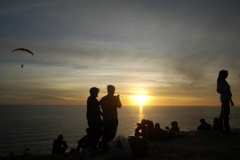 Wisatawan di pantai selatan Sukabumi. (ilustrasi).