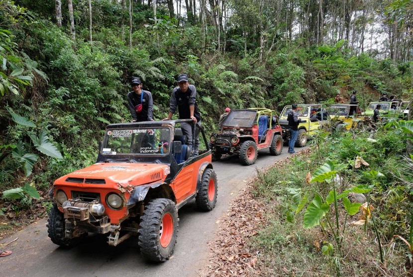 Sejumlah wisatawan mengikuti wisata petualangan menggunakan mobil jip di perbukitan Menoreh kawasan hutan wisata Nglinggo, Pagerharjo, Samigaluh, Kulon Progo, DI Yogyakarta, Sabtu (21/9/2019). 