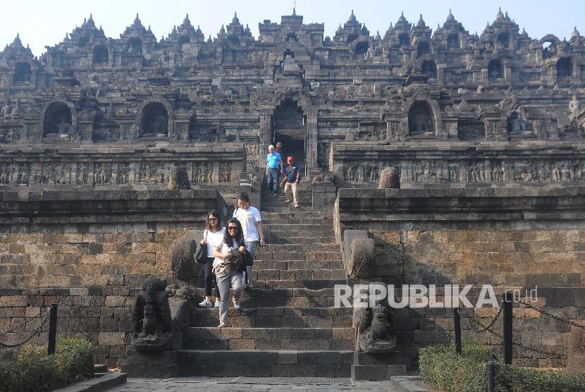 Sejumlah wisatawan mengunjungi Candi Borobudur di Magelang, Jawa Tengah. Pemerintah menetapkan lima destinasi wisata prioritas, salah satunya Borobudur di Magelang, untuk manggaet wisman demi meningkatkan devisa dari sektor pariwisata. 