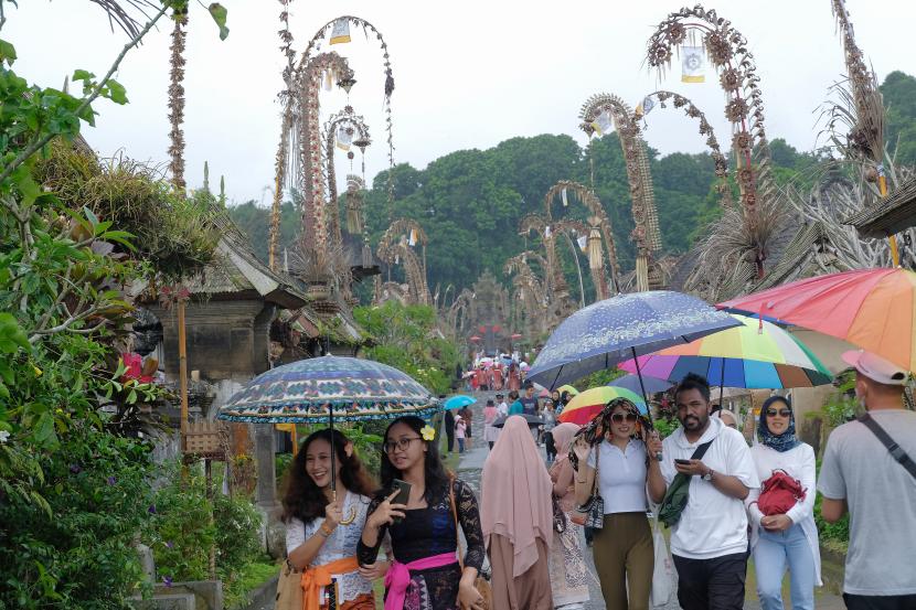 Sejumlah wisatawan mengunjungi Desa Wisata Penglipuran, Bangli, Bali, Jumat (1/7/2022). Desa wisata di Bali tersebut disiapkan untuk menyambut Konferensi Tingkat Tinggi (KTT) G20 guna mempromosikan wisata maupun produk lokal kepada dunia sehingga Indonesia kian dikenal sebagai negara yang siap mewujudkan pariwisata berkualitas dan berkelanjutan. 