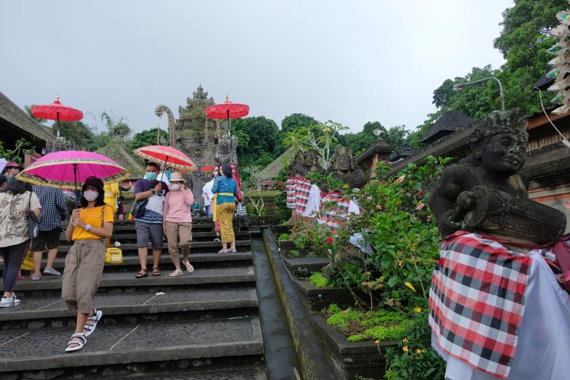 Sejumlah wisatawan mengunjungi Desa Wisata Penglipuran, Bangli, Bali, Jumat (1/7/2022). Desa wisata di Bali tersebut disiapkan untuk menyambut Konferensi Tingkat Tinggi (KTT) G20 guna mempromosikan wisata maupun produk lokal kepada dunia sehingga Indonesia kian dikenal sebagai negara yang siap mewujudkan pariwisata berkualitas dan berkelanjutan. 