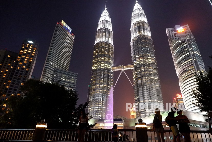 Sejumlah wisatawan mengunjungi kawasan Menara Kembar Petronas di Kuala Lumpur, Malaysia, Senin (29/7/2019) (ilustrasi).