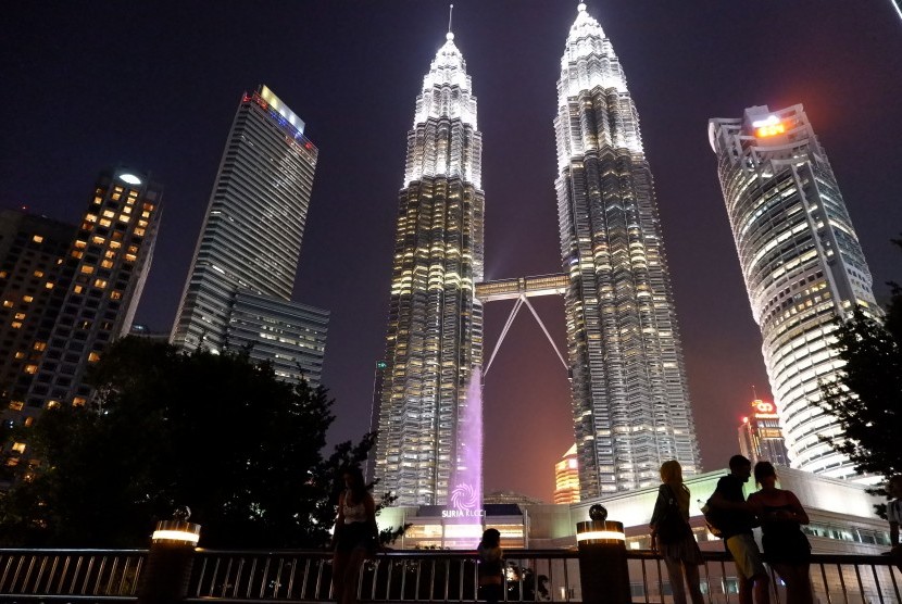 Sejumlah wisatawan mengunjungi kawasan Menara Kembar Petronas di Kuala Lumpur, Malaysia, Senin (29/7/2019).
