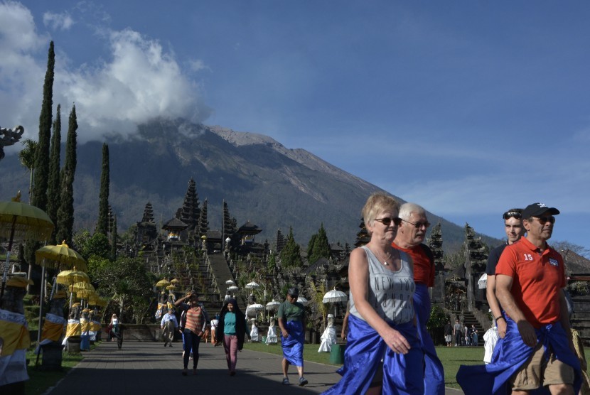 Sejumlah wisatawan mengunjungi kawasan Pura Besakih di Karangasem, Bali, Senin (2/7). 