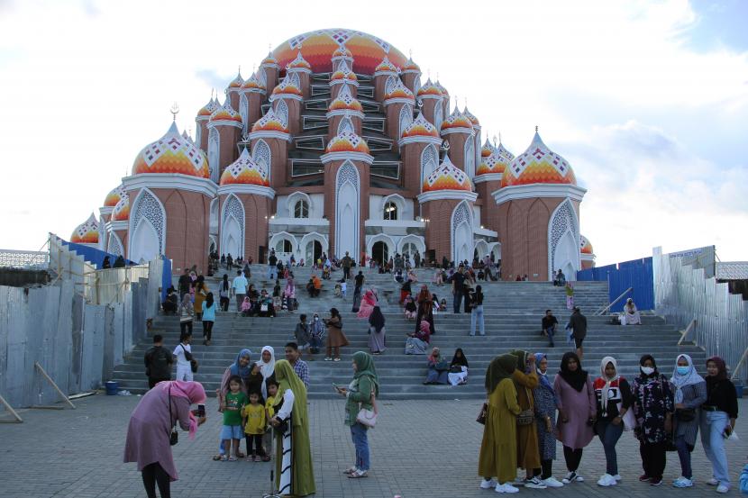 Sejumlah wisatawan mengunjungi Masjid 99 Kubah di Makassar, Sulawesi Selatan, Senin (4/7/2022). Masjid dengan jumlah kubah sebanyak 99 buah tersebut ramai dikunjungi wisatawan saat libur sekolah. 