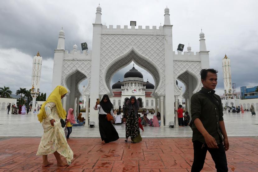 Sejumlah wisatawan mengunjungi Masjid Raya Baiturahman yang menjadi salah satu destinasi wisata religi di Aceh. Badan Pusat Statistik (BPS) Aceh mencatat sebanyak 2.257 turis asing atau wisatawan mancanegara (wisman) melancong ke provinsi paling barat Indonesia itu selama Januari 2023. (ilustrasi)