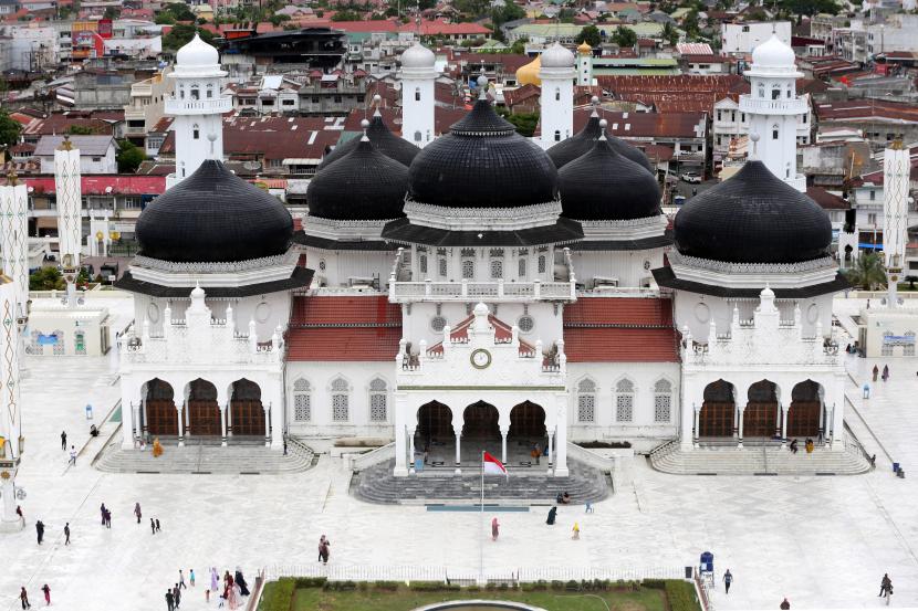 Masjid Raya Baiturahman yang menjadi salah satu ikon di Banda Aceh, Aceh, Senin (11/7/2022) (ilustrasi). Gubernur Aceh mengimbau pimpinan instansi vertikal, perusahaan milik negara dan daerah serta swasta menyalurkan zakat penghasilan karyawan ke Baitul Mal Aceh (BMA).