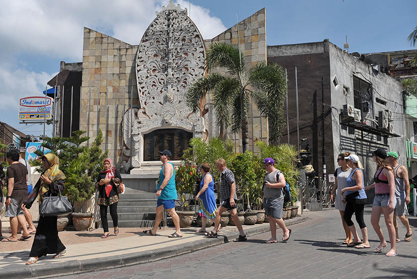 Sejumlah wisatawan mengunjungi monumen Bom Bali di Legian, Kuta . (Antara/Nyoman Budhiana)