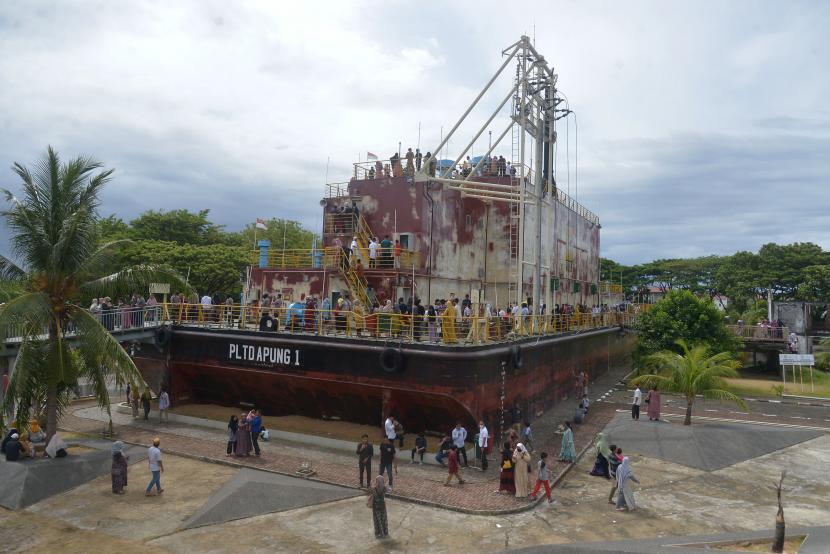 Sejumlah wisatawan mengunjungi objek wisata Situs Tsunami Kapal PLTD Apung, di Desa Punge Blang Cut, Banda Aceh, Aceh.