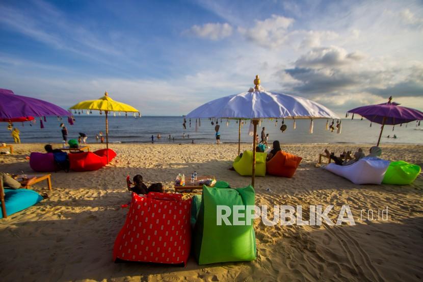 Sejumlah wisatawan mengunjungi Pantai Melawai di Kota Balikpapan, Kalimantan Timur. Ilustrasi. Pariwisata Indonesia masih menjadi destinasi menarik bagi wisatawan  