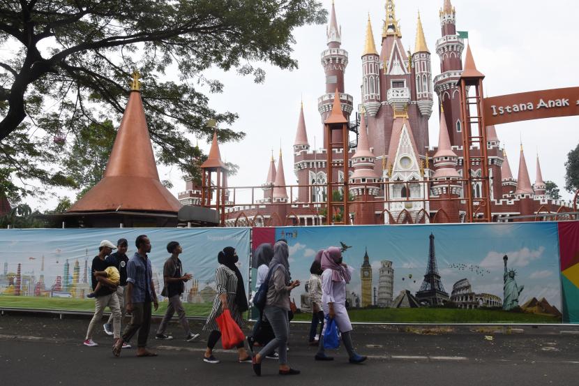 Sejumlah wisatawan mengunjungi tempat wisata Taman Mini Indonesia Indah (TMII) di Jakarta, Sabtu (15/5/2021). Pada H+2 libur lebaran, pihak pengelola TMII membatasi jumlah pengunjung sebanyak 18 ribu wisatawan atau 30 persen dari total kapasitas.