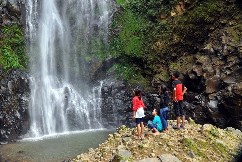 Sejumlah wisatawan menikmati keindahan air terjun (wisata air terjun)