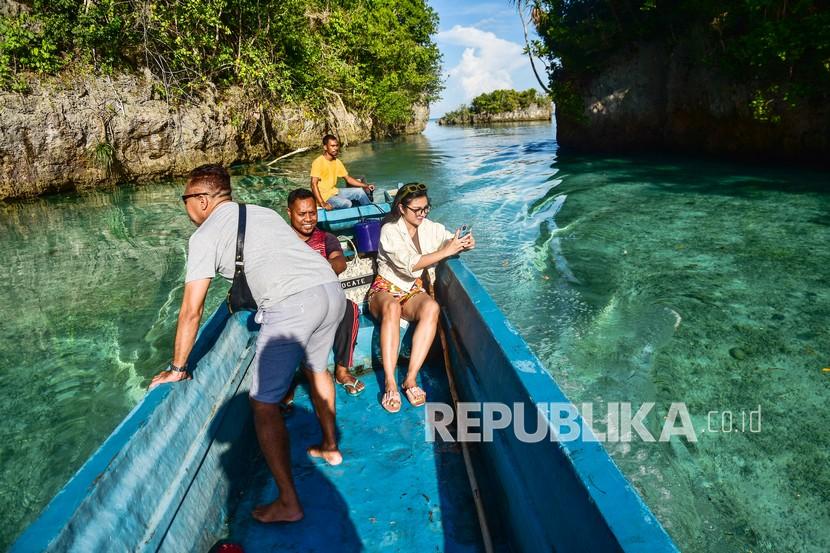 Sejumlah wisatawan menikmati keindahan Pulau Baer Kepulauan Kei, Provinsi Maluku, Kamis (28/10/2021). Pulau Baer adalah gugusan pulau-pulau karang dikelilingi laut yang jernih, dan menjadi daya tarik pariwisata yang belum digarap optimal di Kota Tual, Maluku.