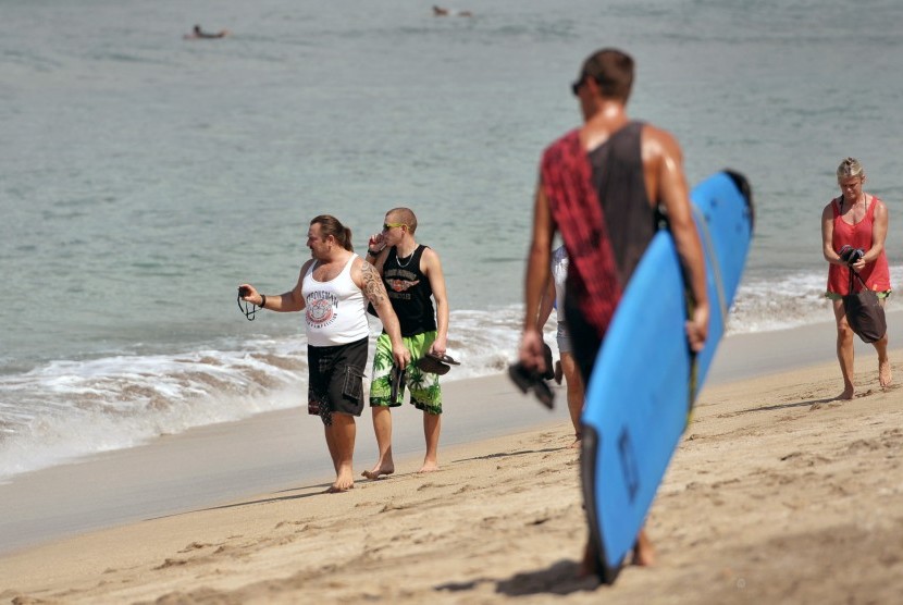 Sejumlah wisatawan menikmati pemandangan di Pantai Kuta, Kamis (12/11). 