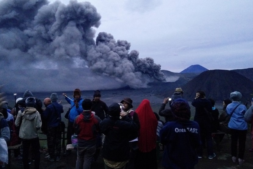 Sejumlah wisatawan menikmati pemandangan erupsi Gunung Bromo