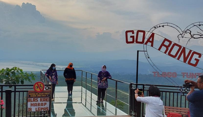 Sejumlah wisatawan menikmati wahana jembatan kaca di kawasan wisata Goa Rong View, di Kecamatan Tuntang, Kabupaten Semarang,  (28/10). ilustrasi
