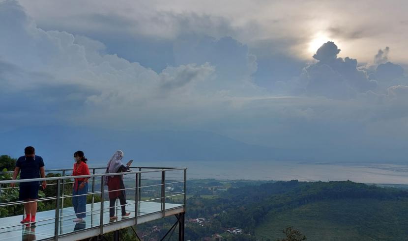 Sejumlah wisatawan menikmati wahana jembatan kaca di kawasan wisata Goa Rong View, di Kecamatan Tuntang, Kabupaten Semarang,  (28/10). Pemerintah menetapkan penghapusan cuti bersama di masa libur Natal dan tahun baru untuk mencegah lonjakan kasus Covid-19.