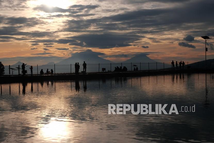 Sejumlah wisatawan menyaksikan matahari terbit dari kawasan wisata Embung Bansari, Temanggung, Jawa Tengah.