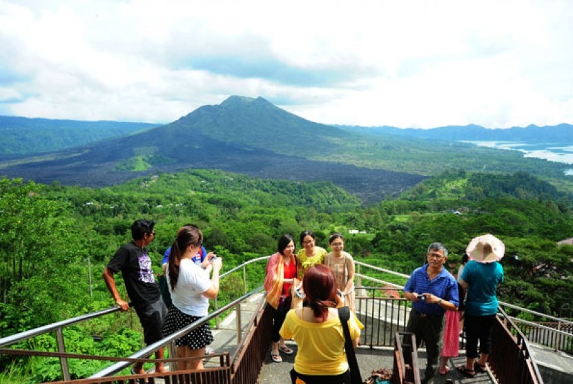 Sejumlah wisatawan menyaksikan pemandangan Gunung dan Danau Batur di kawasan wisata Kintamani, Bali, Kamis (14/2).