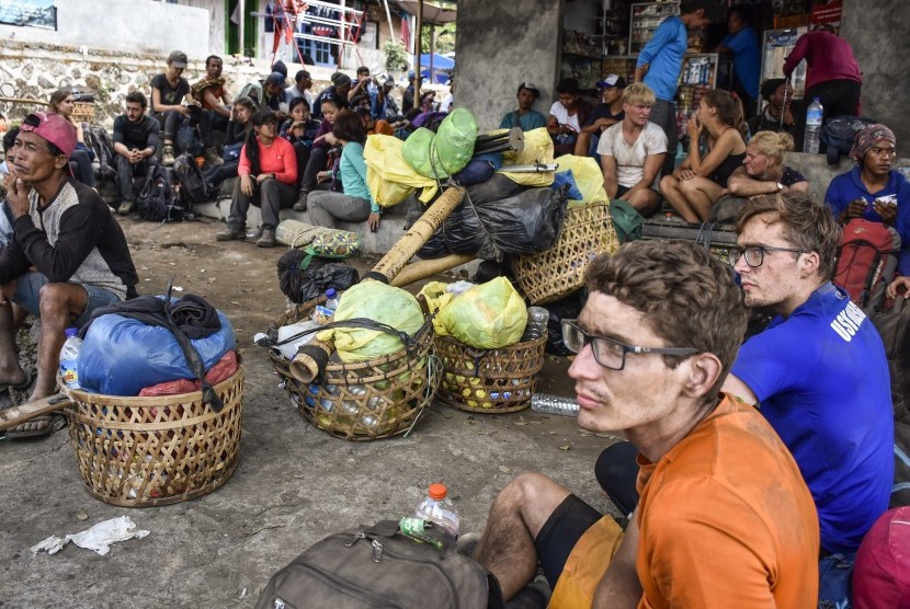 Sejumlah wisatawan pendaki Gunung Rinjani berhasil turun saat terjadi gempa di pintu pendakian Bawaq Nau, Kecamatan Sembalun, Selong, Lombok Timur, NTB, Ahad (29/7).